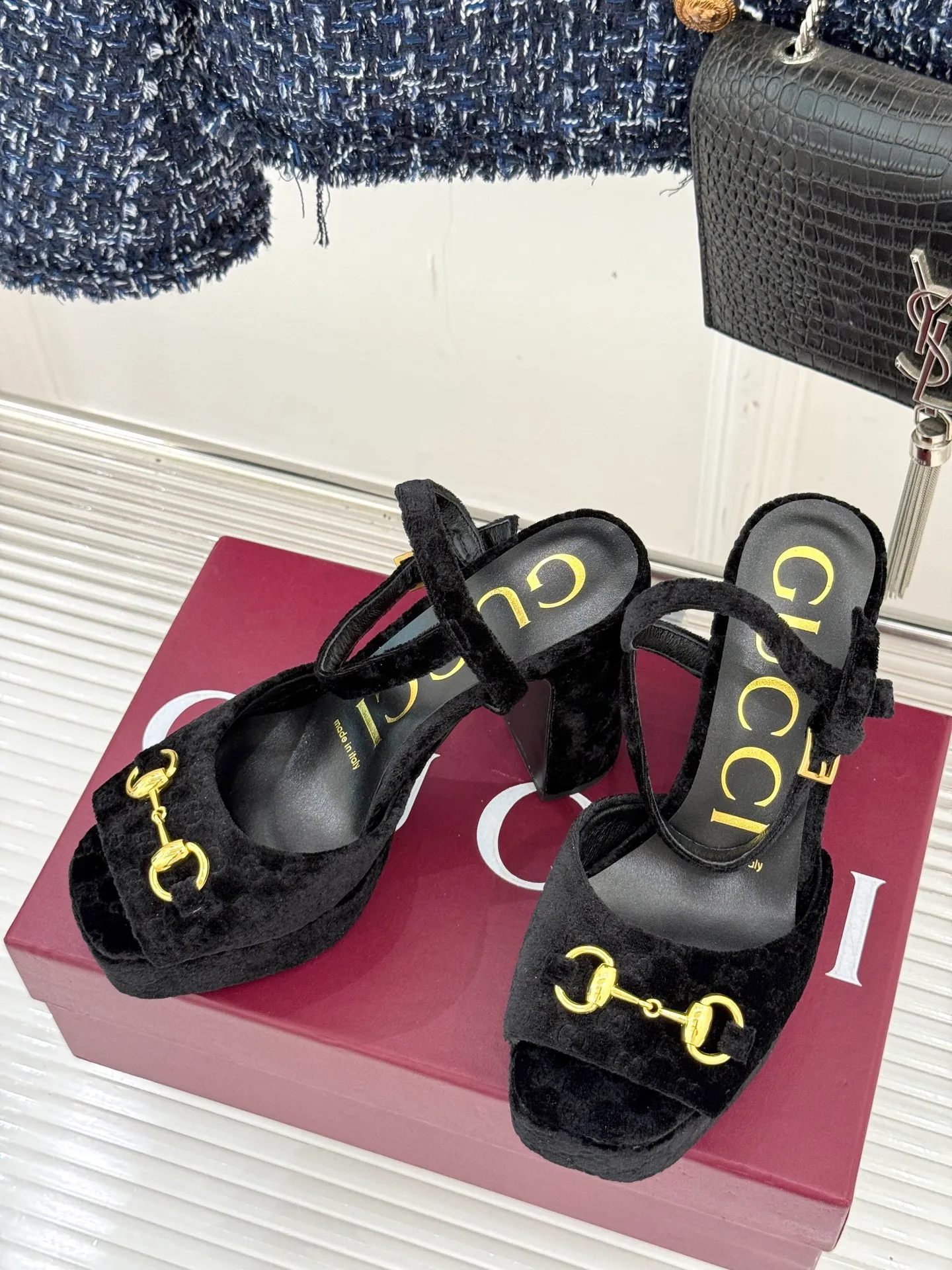 Factory direct sales p660🐘🐘Women's shoes Women's clothing Gucci/Gucci classic horsebit pointed velvet square toe waterproof platform high-heeled sandals When the classic horsebit meets velvet texture, these sandals have become synonymous with elegance and individuality. The square toe design breaks the sharpness of the pointed toe and adds a bit of retro laziness. The delicate velvet upper feels luxurious and shows a high-end texture with the flow of light and shadow. Every step brings a gentle aura. The iconic metal horsebit embellishes the shoe body, instantly awakening brand recognition and cleverly blending retro style with modern fashion. The golden ratio of waterproof platforms and high heels not only lengthens the leg lines but also reduces walking pressure, allowing elegance without compromising comfort. Whether worn with a gorgeous dress to attend a dinner party or paired with retro jeans for a daily look, it can easily hold the spotlight and become the finishing touch in the look, highlighting unique taste and extraordinary style. The fabric is made of original customized velvet and the inner pads are all sheepskin. Heel height: 10.8 Water platform: 3.3 Italian imported genuine leather outsole size: 35-39 (40/41/42 customized)